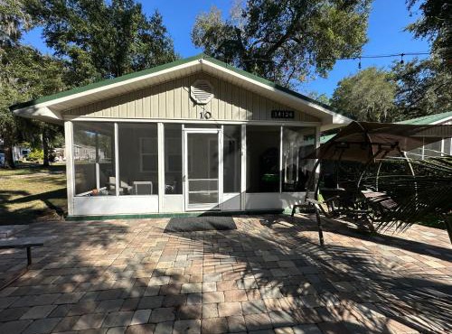 Larkin's Corner Salt Springs Resort Cottage 10