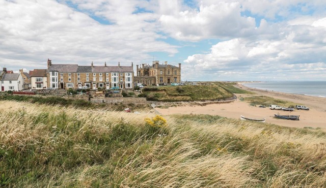 LARKSBAY VIEW, pet friendly, with a garden in Marske-By-The-Sea