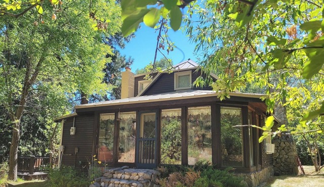 Larksong Cabin, Formerly "Cute Cabin"-Dog friendly and Close to Ski Trails !