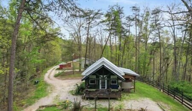 Larkspur Cabin with Hot Tub near Red River Gorge