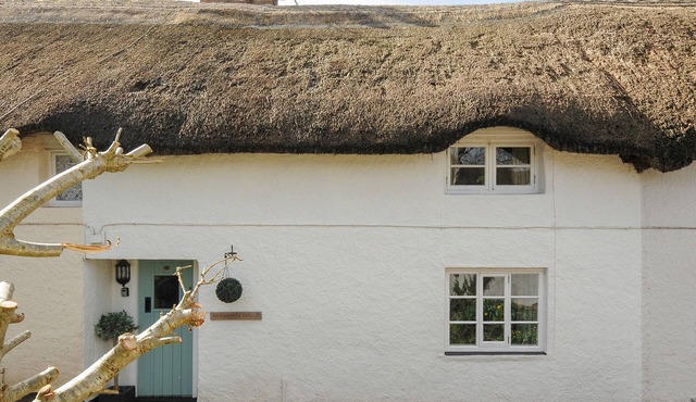 LARKSWORTHY COTTAGE, pet friendly, with a garden in North Tawton