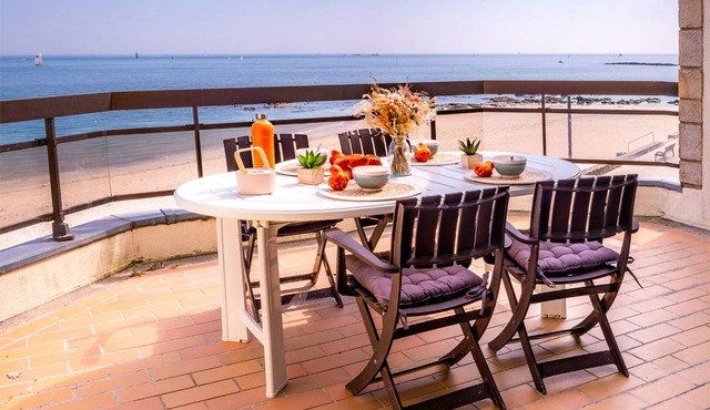 Larmor-Plage Spacious 3BR with Terrace, Elevator, and Parking by the Sea