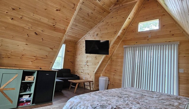 Larry's Lookout: Romantic Getaway w/King Bed & Deck