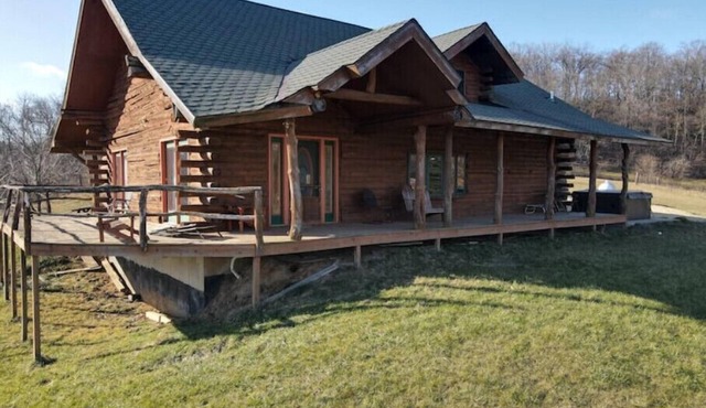 Larsen Rustic Secluded Log Cabin W/Outdoor Hot Tub