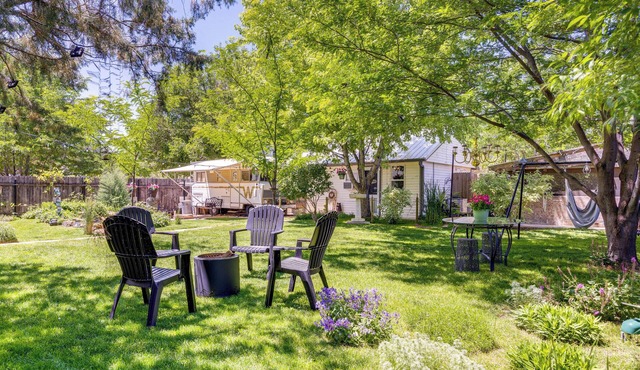 Las Animas Studio w/Lush Backyard Paradise!