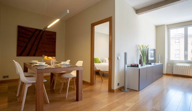 "Las Columnas", modern center apartment 4 pax, parking.