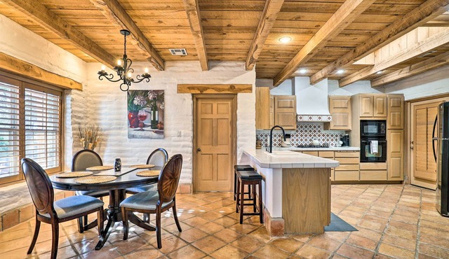 Las Cruces Home 'La Casa Blanca' w/Courtyard