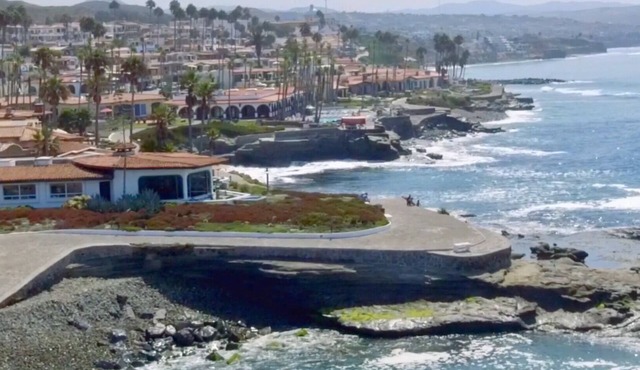 Las Gaviotas point 220* Views, beach front, 4br, Courtyard, private ht. tub pool