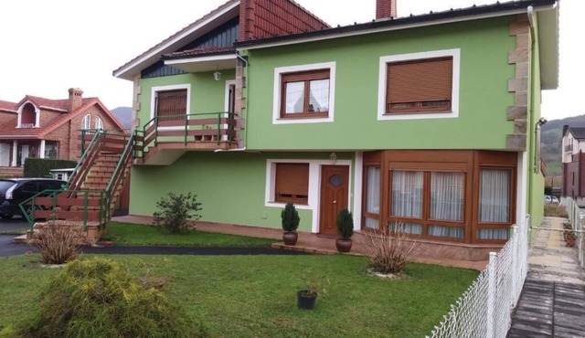 Las Higueras. House with garden.