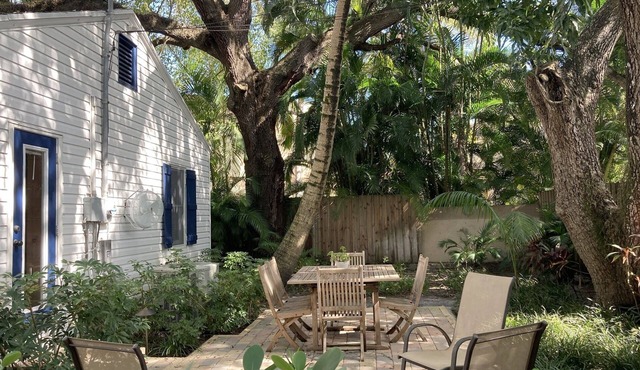 Las Olas 2 Bedroom Villa House: Walking to Beach, Dining and Nightlife!