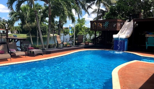 Las Palmas Miami - Gorgeous Waterfront Home, Heated Pool, Tiki, Billiards