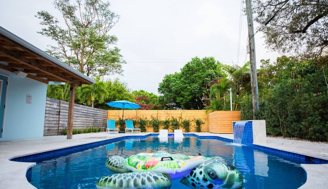 Las Tortugas Modern Beach Oasis. Heated pool, Saltwater Filter Tiki Hut.