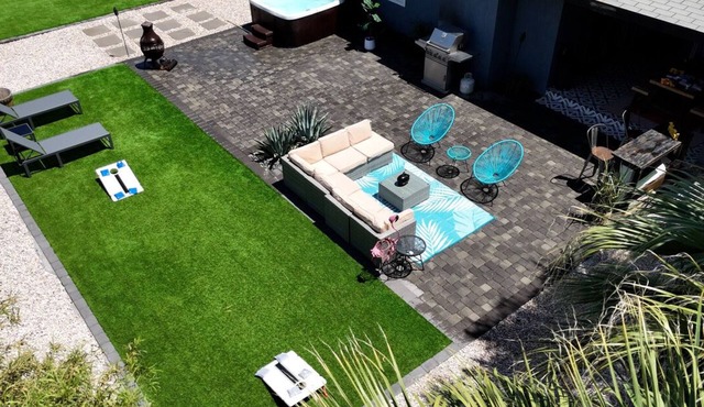Las Vegas Getaway! Sleeps 10+ King Bed. Jacuzzi. Open Layout!