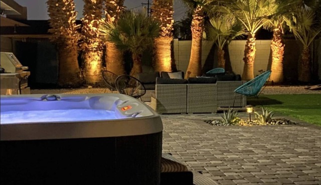 Las Vegas Getaway! Sleeps 10+ King Bed. Jacuzzi. Open Layout