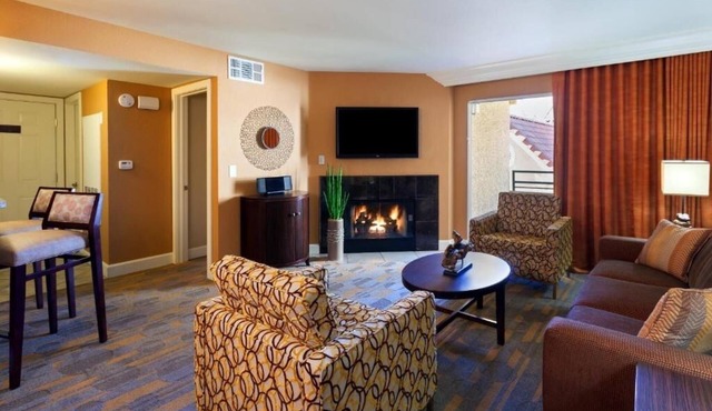 Las Vegas Lights Await – 3 Modern Villa w/Balcony + Pools & Arcade Fun