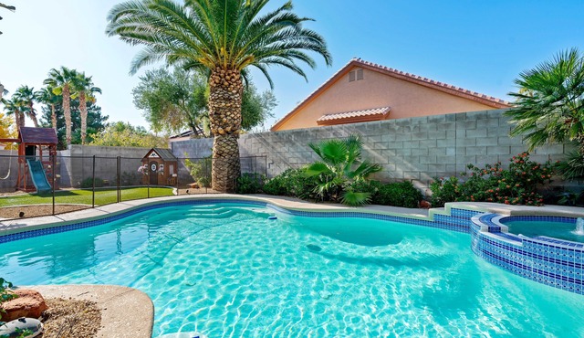LAS VEGAS LUXURY HOME, 5 BDRP, POOL W/HEATER, BBQ, GAMES