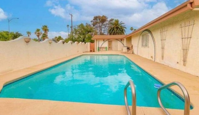 Las Vegas Luxury House, 4BD 3BA, Sleeps 12, Pool
