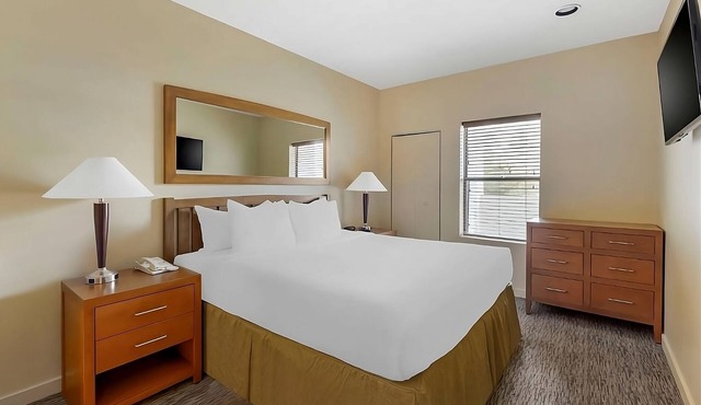 Las Vegas Retreat:2 Relaxing Units,Free Parking, Onsite Pool!Near Airport