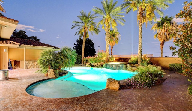 Las Vegas Strip View Retreat, Single Level 7BR, Theater + Pool