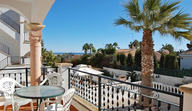 Las Violetas 2 bed apt, Villamartin Plaza, Golf, Beach Sun & Food