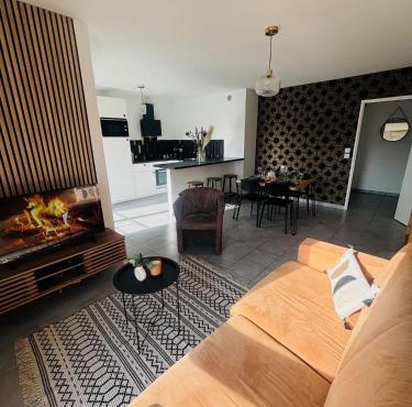 Lascano Parking GRATUIT proche Gare Aéroport Eurexpo GROUPAMA STADIUM