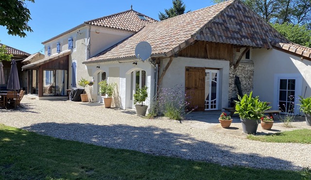 Lasclottes Granary, 5 acres on the river Lot, perfect for up to 12 people