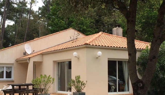 Last available 250 m from the beach in a quiet large villa fenced WI