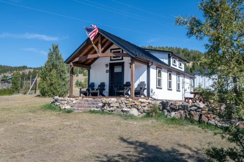 Last Best Loft - A cozy loft cabin stunning views