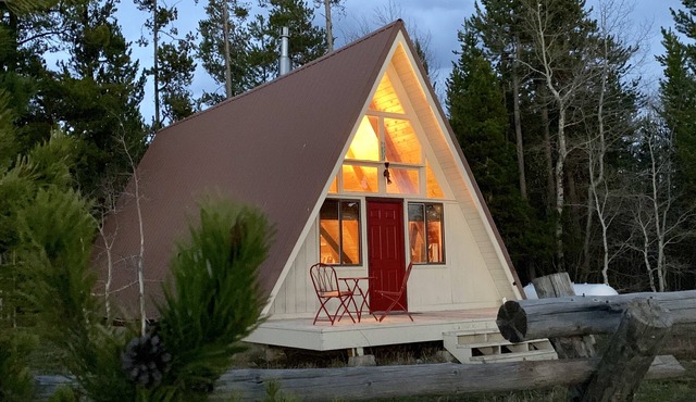 Last Chance Hideaway -Sleeps 4-6 people, Cozy Cabin 45 min from West Yellowstone