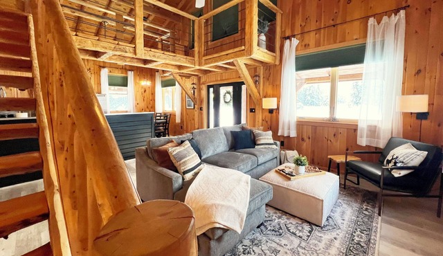Last Min.Deals! Amazing Cabin+Bunkhouse. ATV Trails. WiFi. Lawn Games & Hot Tub