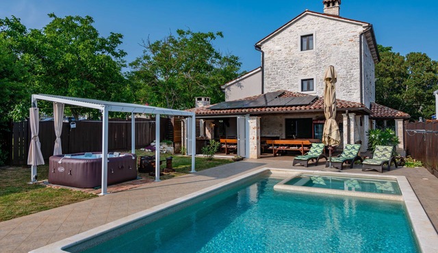 LAST MINUTE -50% exclusive new luxury villa with heated pool