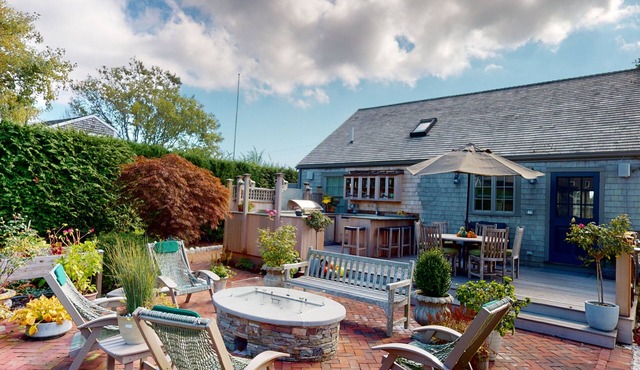 LAST MINUTE AVAILABILITY 6 BR Aug 22-28. Outdoor kitchen. Walk to town & beach