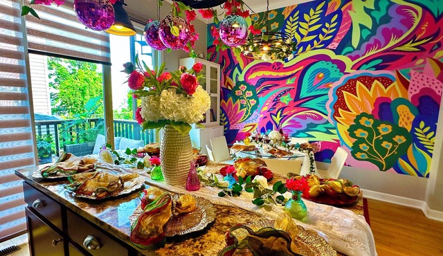 Last-Minute Chicago home with Rooftop Views +Private HOT TUB -Garage-Sleeps 12