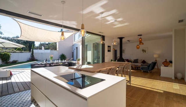 Last Minute Discount! Design Villa with pool & A/C