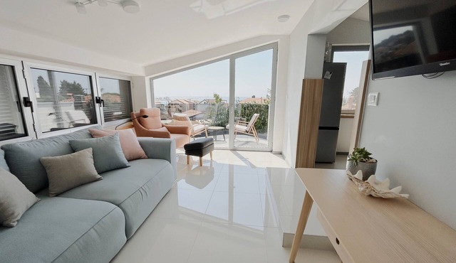 Last-Minute Deal 30% OFF/Luxury Sea-View Stay 17–22 May