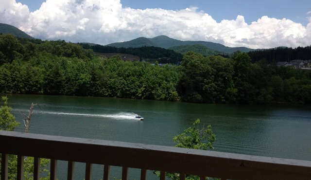 Last minute deal, Beautiful lake front house with pool table and fire pit kayaks