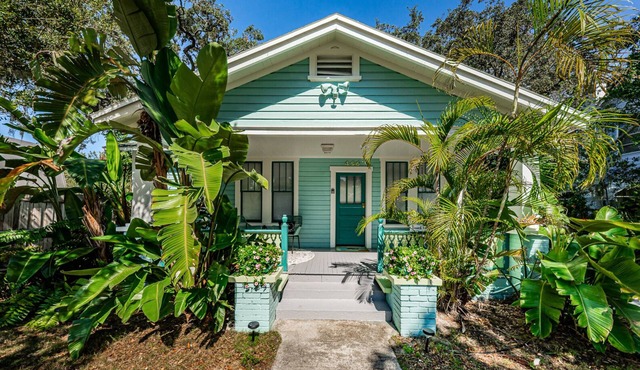 Last minute discounts for Fall - Quaint Bungalow just off Main Street!