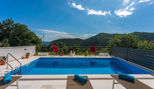 LAST MINUTE Farmer's houses for 8 persons with big nice pool