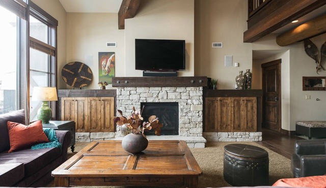 Last-Minute Savings! Penthouse with Ski-in/Ski-out Access and Private Hot Tub!