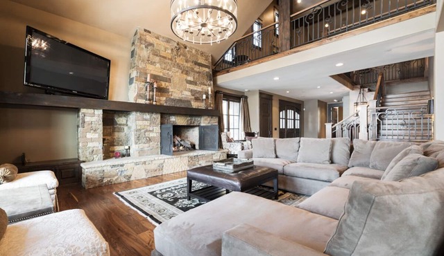 Last Minute Savings! Ski In/Ski Out Townhome! Private Hot Tub! Home Theater!