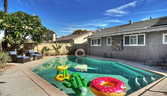 LAST MINUTE SPECIAL! Amenities! Pool & Game Room! Close walk to Disney!
