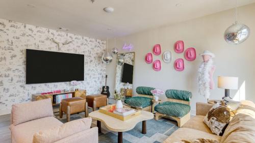 Last Rodeo Buyout - 3 Units by AvantStay