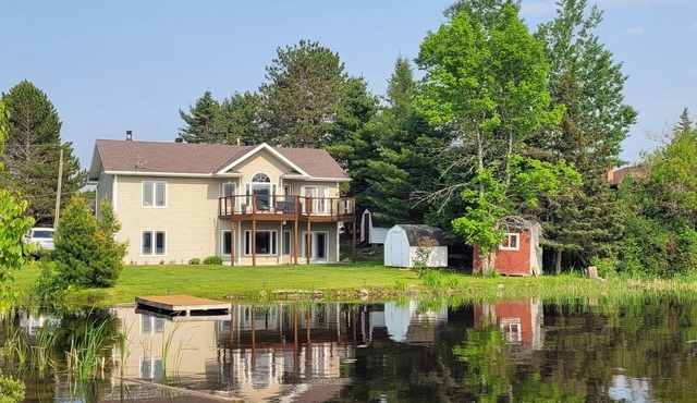 Latchford Bay Lake Waterfront Retreat