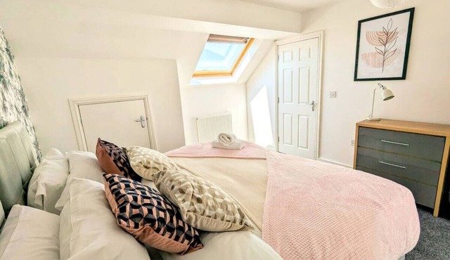 Latchford Mews - Vibrant & Modern Four Bed House