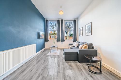 Latimer Flat 1 - Spacious 2-Bed Apt - Sleeps 7 - Ground Flr