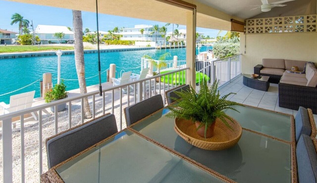Latitude 24! Cabana Club access, deep canal, jacuzzi, kayaks, ice machine.