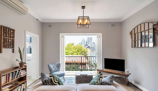 'Latitude' - Stunning Opera House Views, Designer 2 Bedroom Executive Apartment w/airconditioning