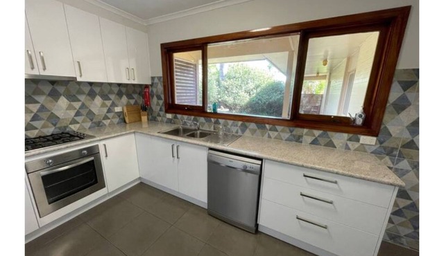 Latrobe Valley Guest House - 4 Bedrooms - 2 Bathrooms