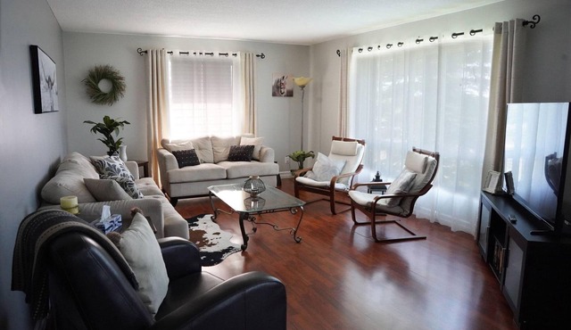 L’Auberge -Spacious Home with 2 Bay Heated Garage