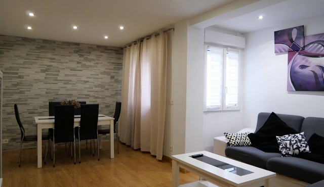 LauCar Vivienda de Uso Turístico, pets allowed, centrally located, spacious living room and kitchen